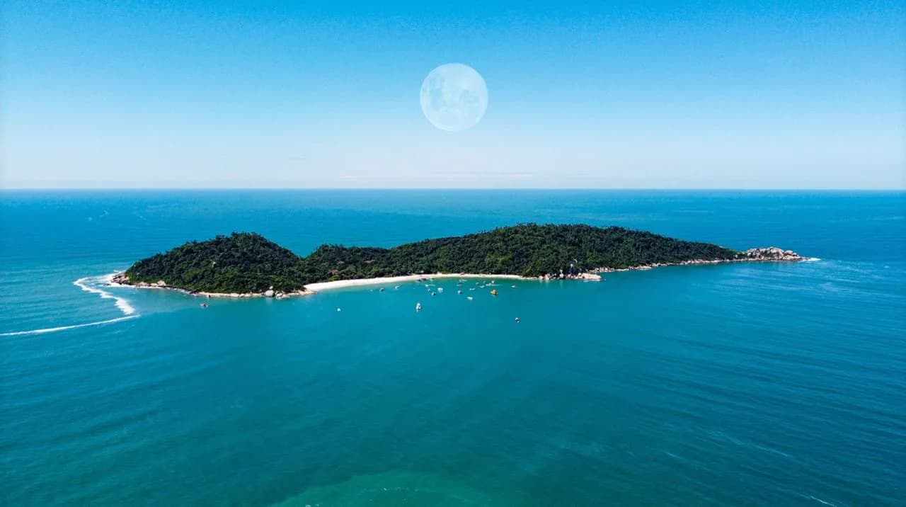 Filmagem de drone em Florianópolis com vista aérea da Ilha do Campeche no Sul da Ilha